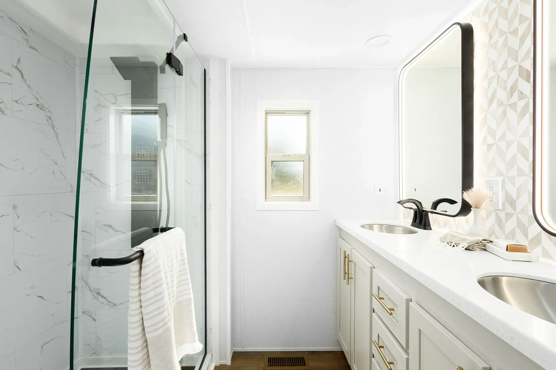 Eldorado 9081p bathroom home features