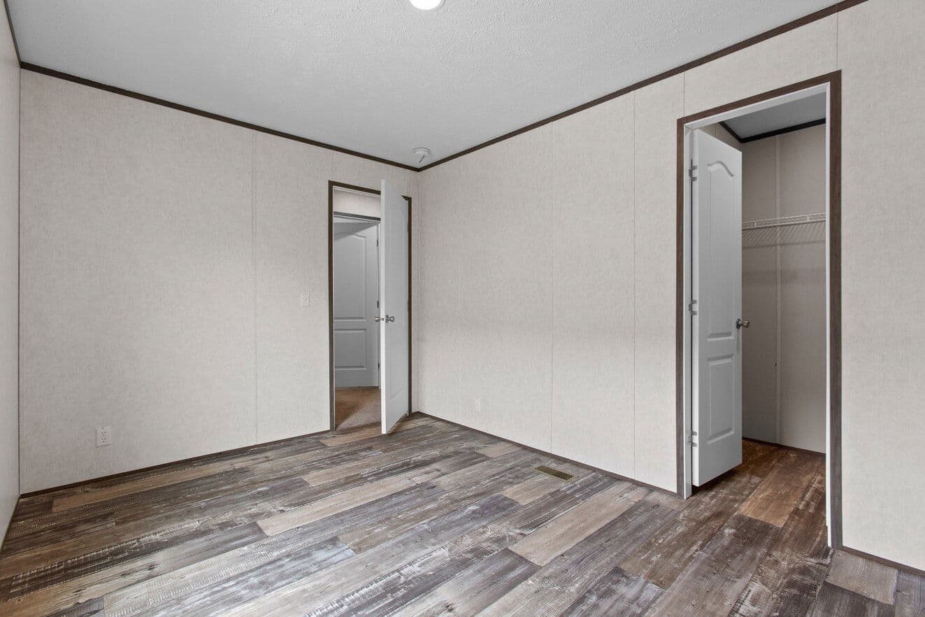 Express 28443w bedroom home features