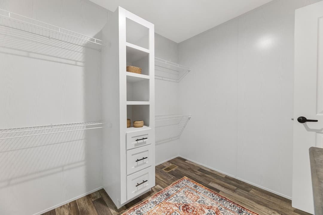 Stratos 28643b interior home features