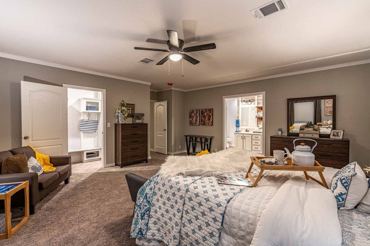 Magnum 30764m bedroom home features