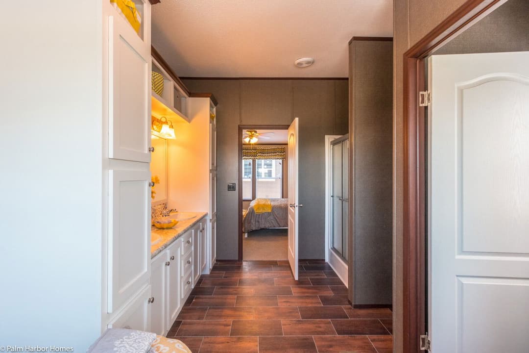 Arlington 30523a bathroom home features