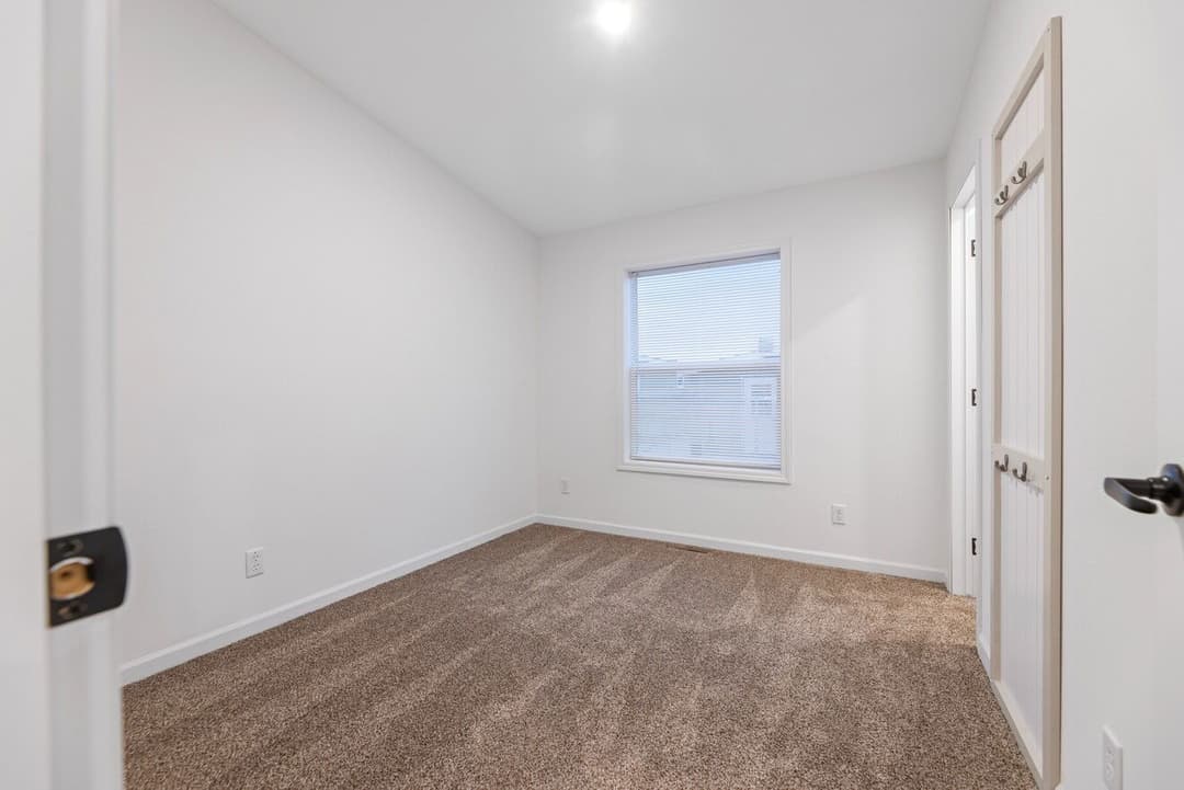 The timberlake with porch 193002 bedroom home features