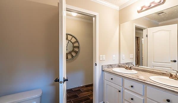 Kb-3220 bathroom home features