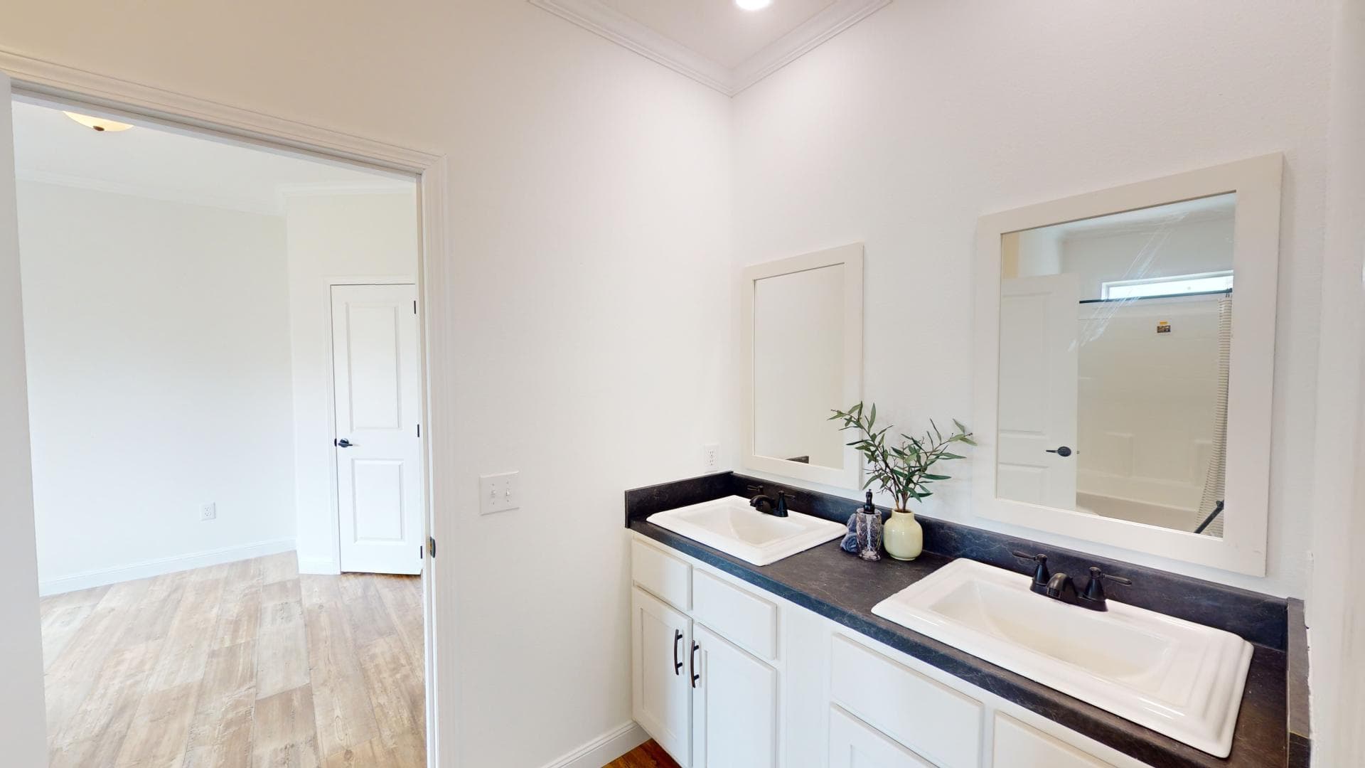 Pri3284-2010-2 bathroom home features