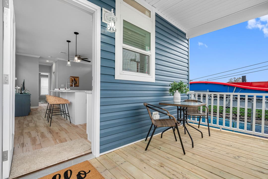 Daisy exterior home features