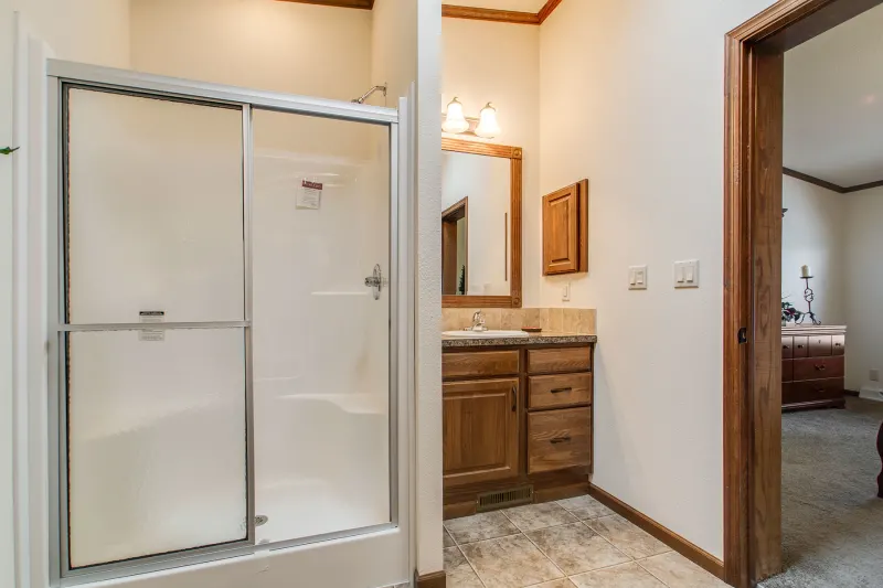 Lexington c208 bathroom home features