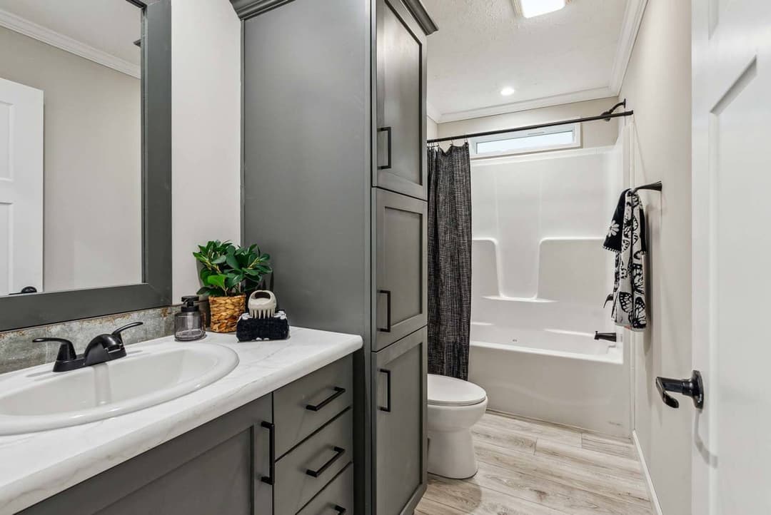 Bay springs c804 bathroom home features