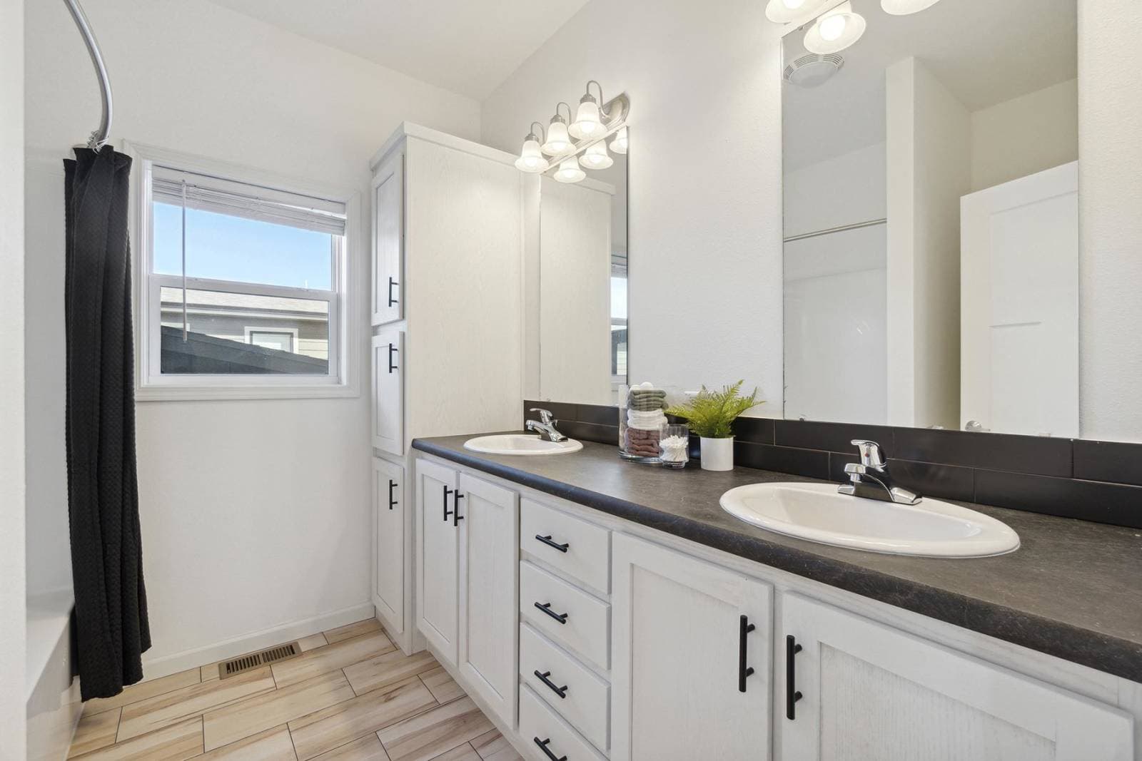 Nova-l bathroom home features