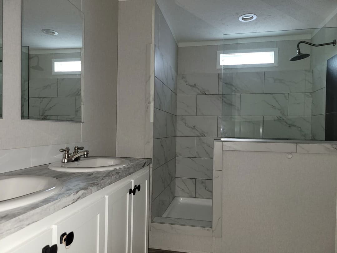 Country manor 16763m bathroom home features