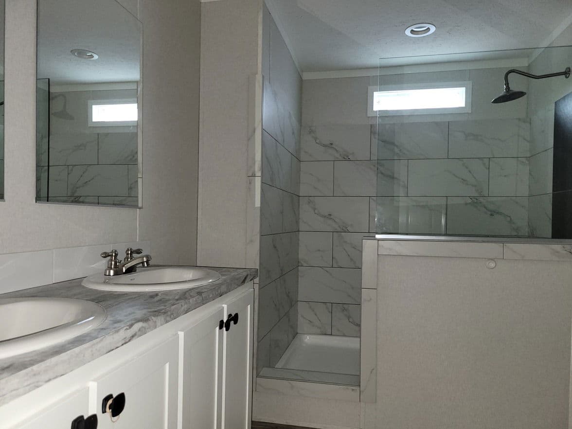 Country manor 16763m bathroom home features