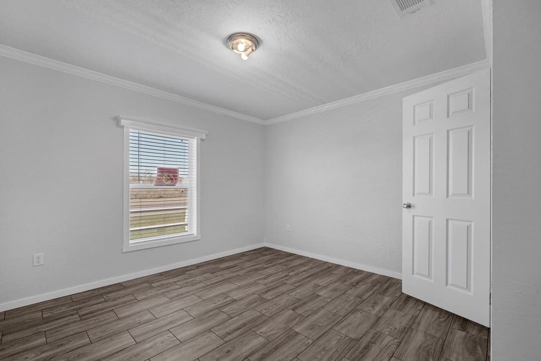 Topaz 28764a bedroom home features