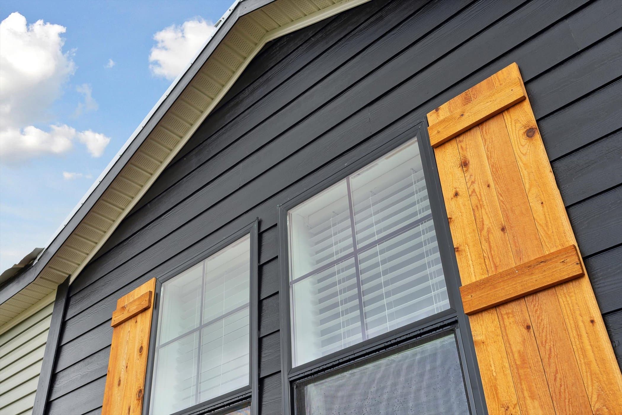 Helicon 3 exterior home features