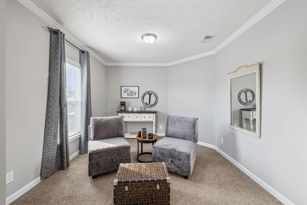 Md-43-32 stagecoach bedroom home features