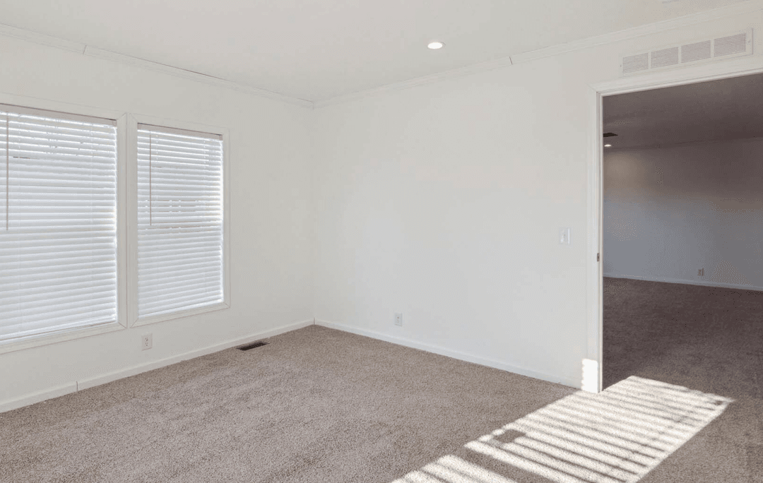 N679 bedroom home features