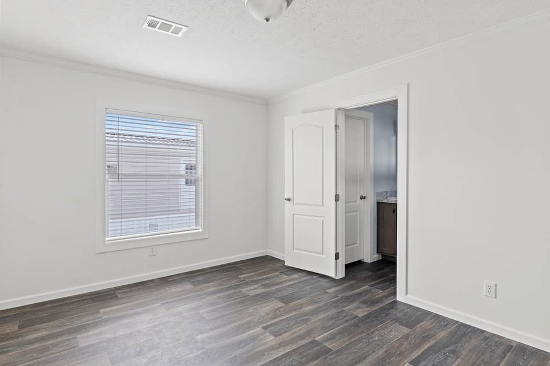 Seascape bedroom home features