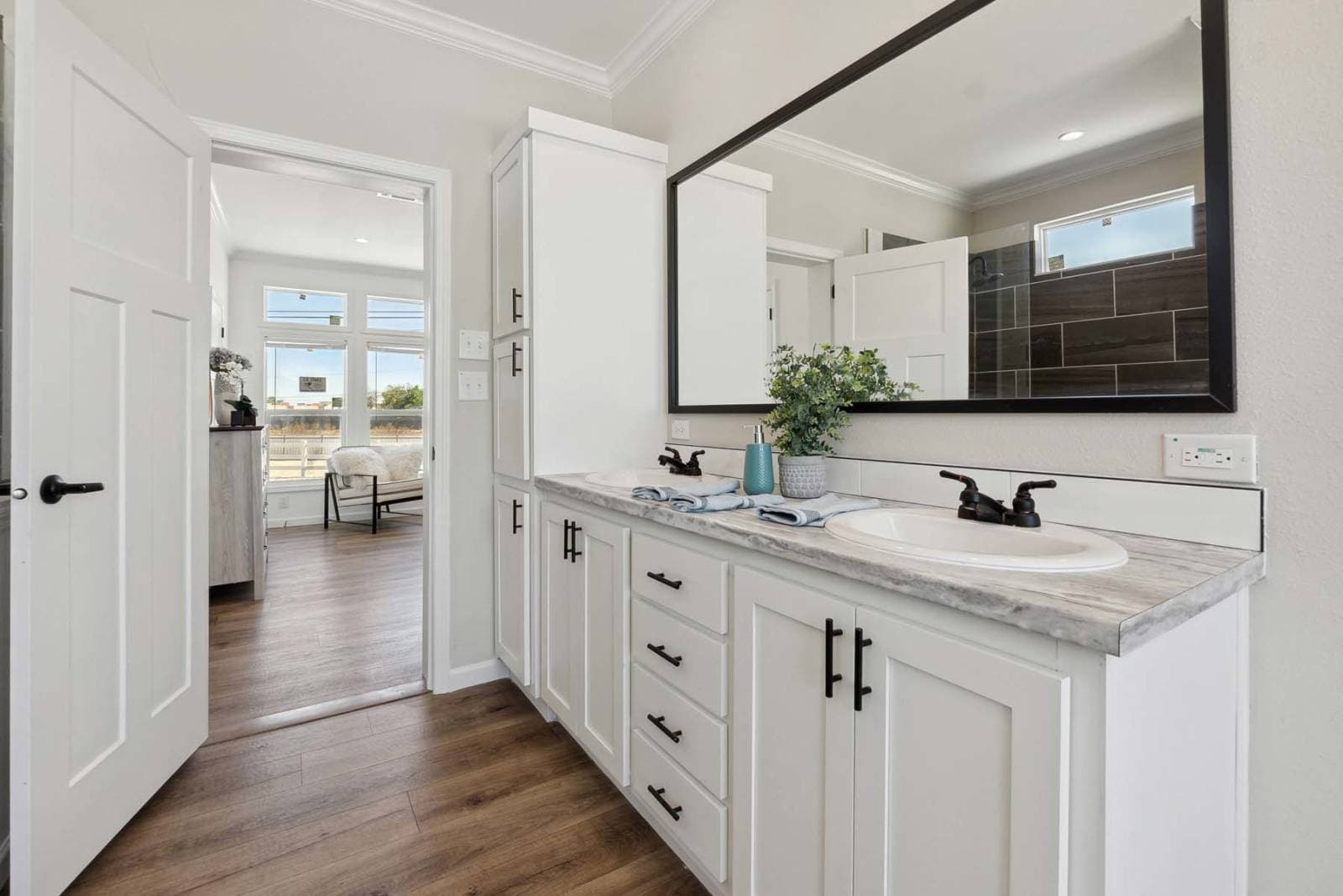 Titan extreme 3276t [the memphis] bathroom home features