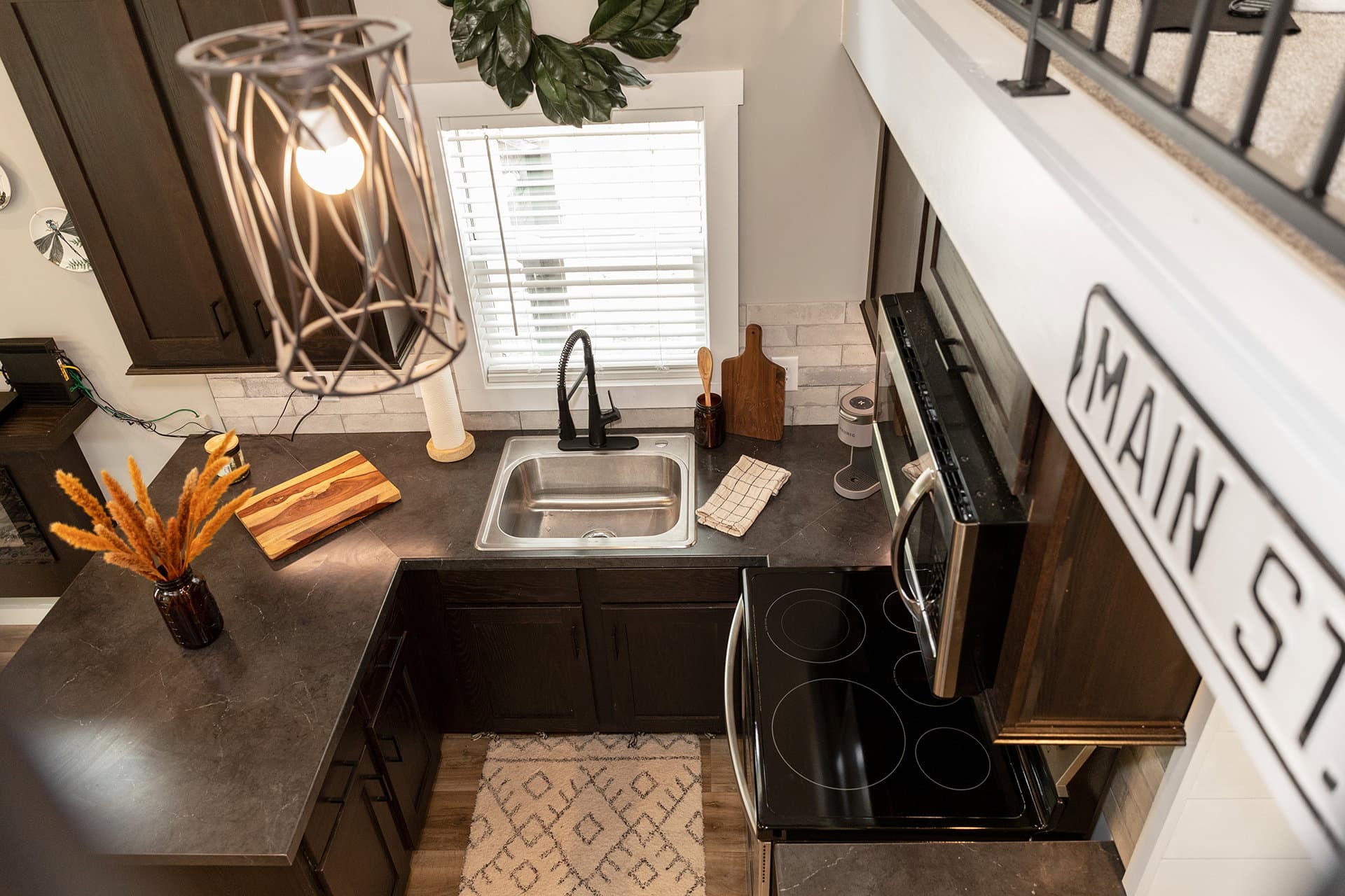 Swayback kitchen home features