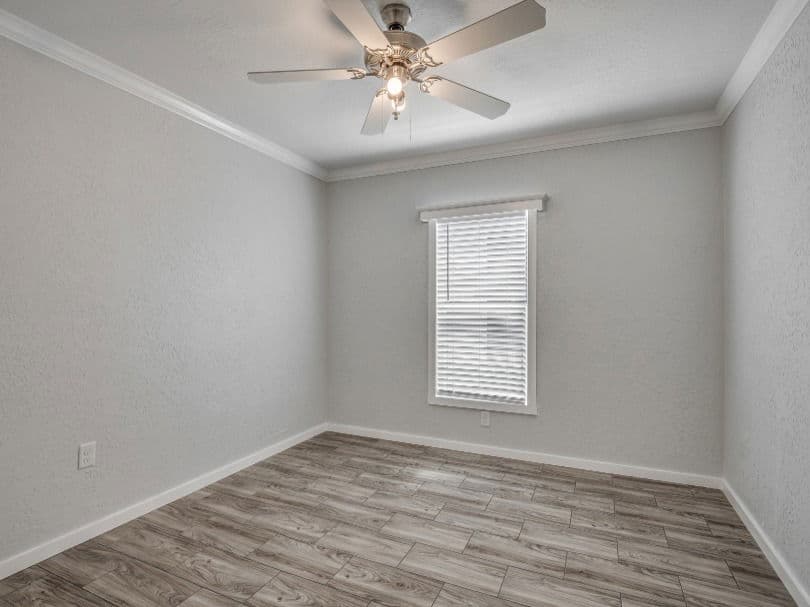 Emerald 28483a bedroom home features