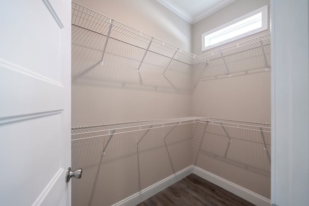 The chariot 24442a interior home features