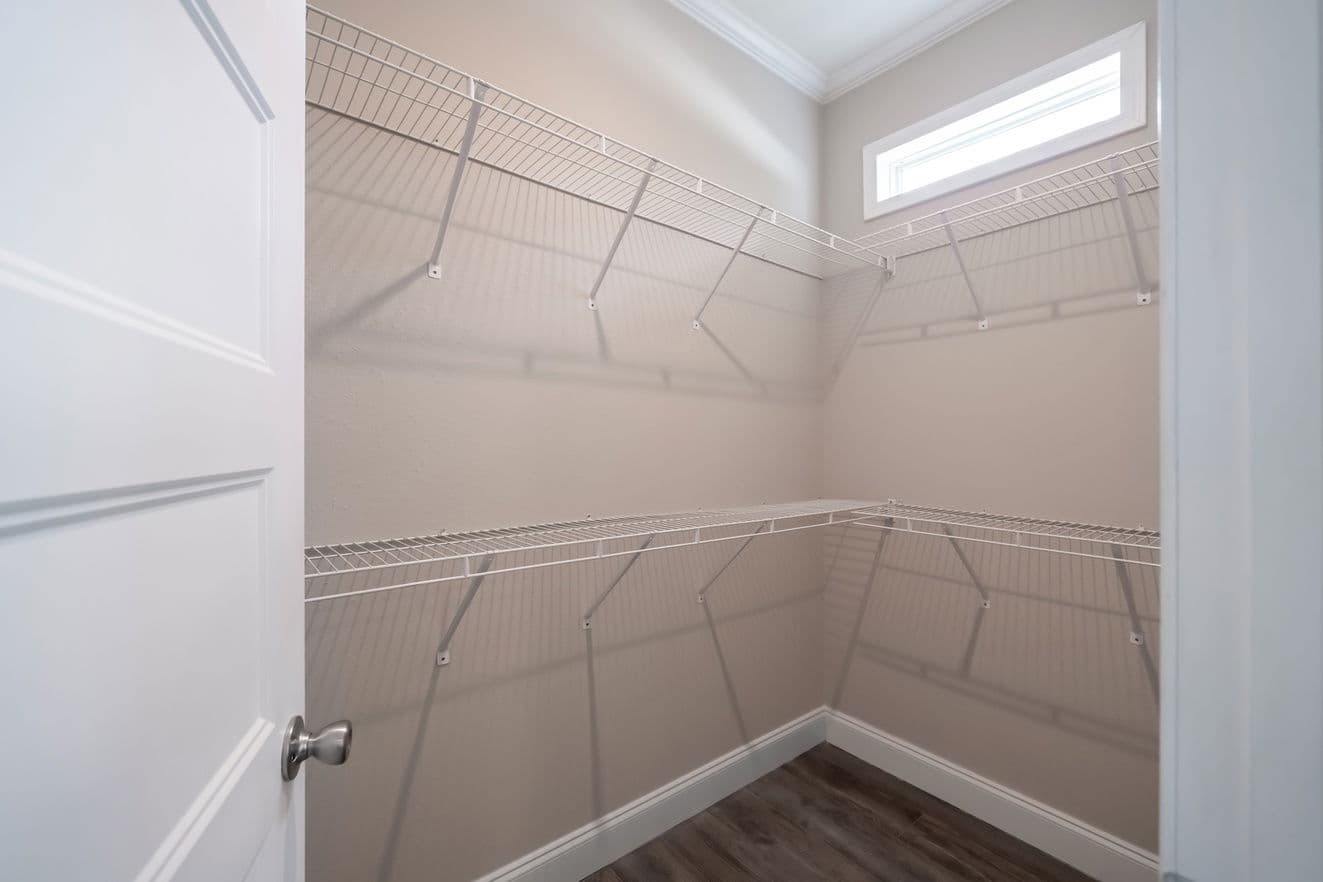 The chariot 24442a interior home features