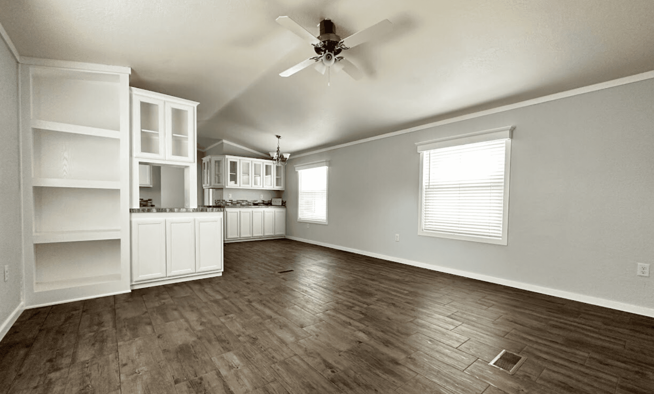 Solitaire 16763b interior home features