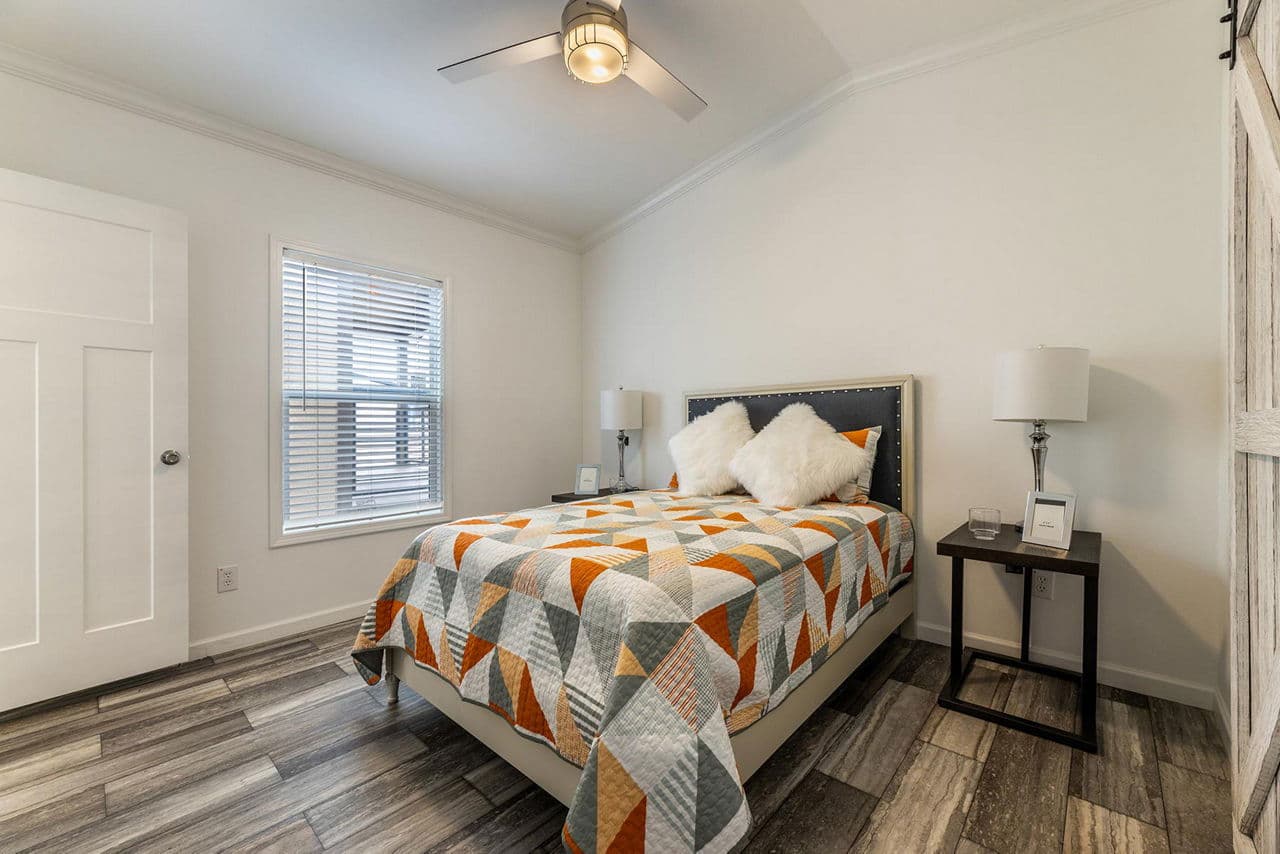 Innovation 1650h bedroom home features