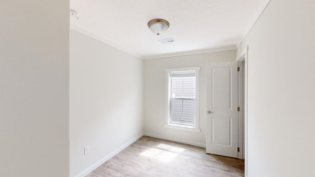 Chc1680-102 bedroom home features