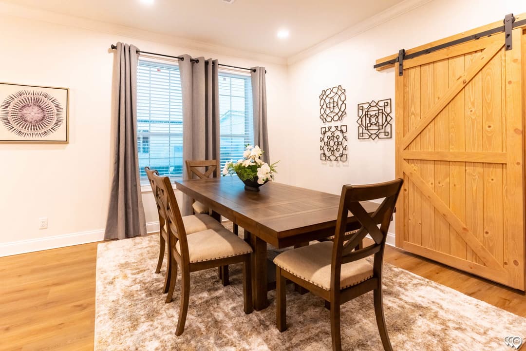 The shoreline interior home features