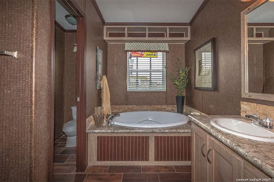 Retreat 30643r bathroom home features