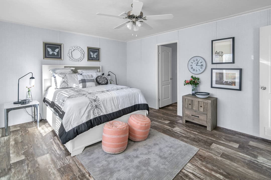 Valu 28563u interior and bedroom home features