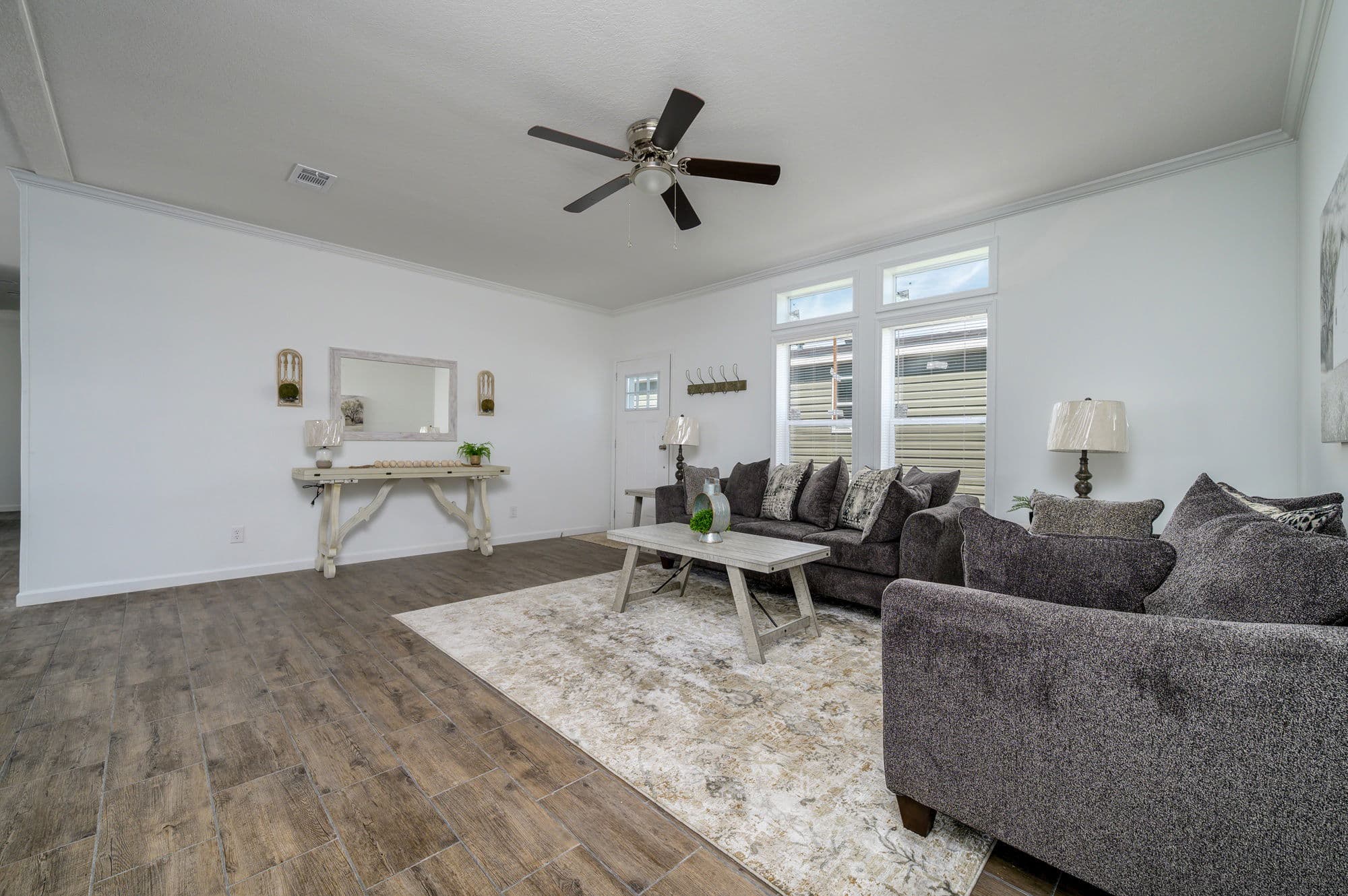 Daphne interior home features