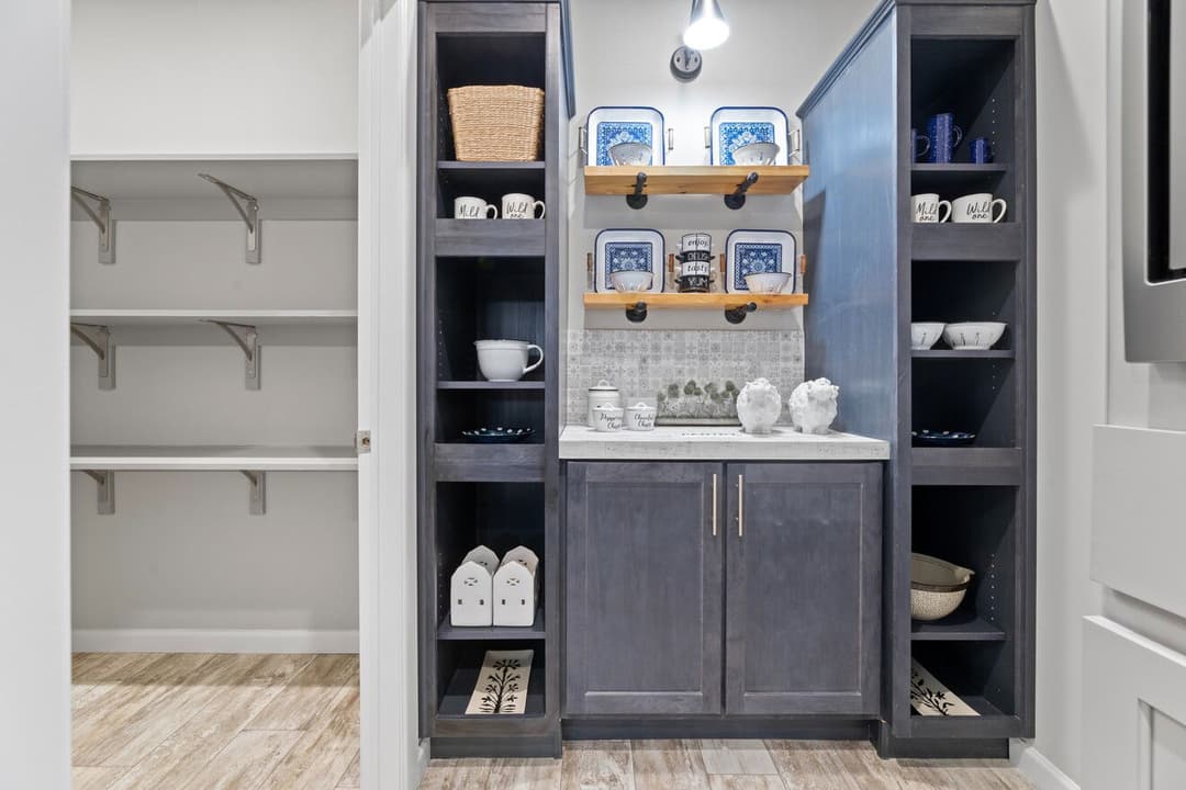 Buncic 28684b interior home features