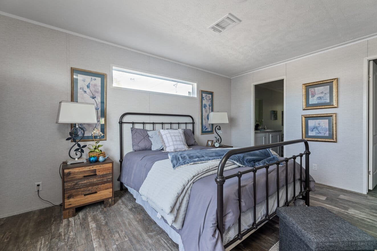 Valu premier 32483g interior and bedroom home features