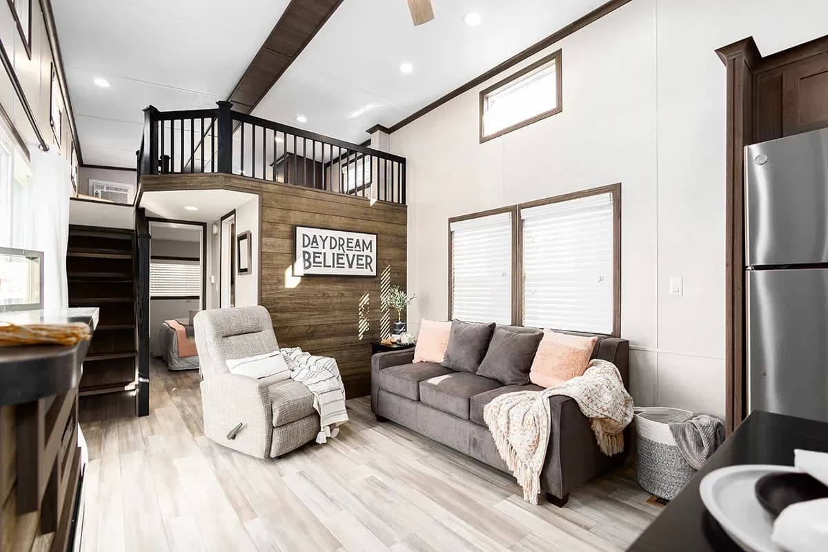 Lakeside 8155 interior home features