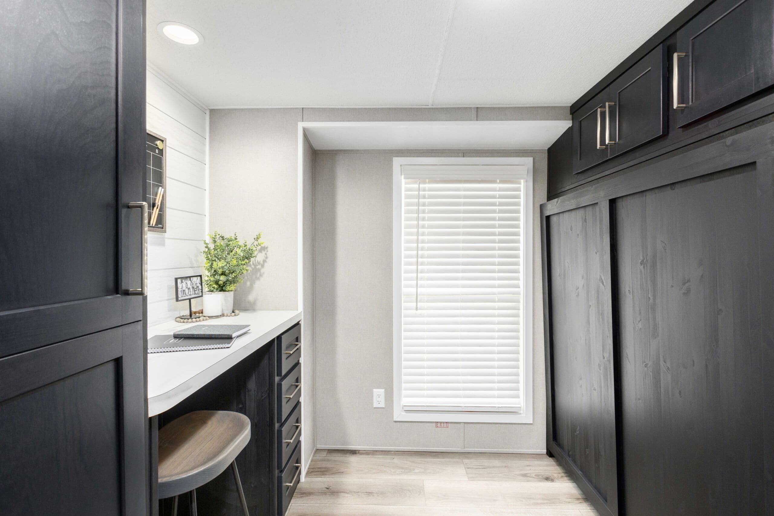 Island 6448p interior home features