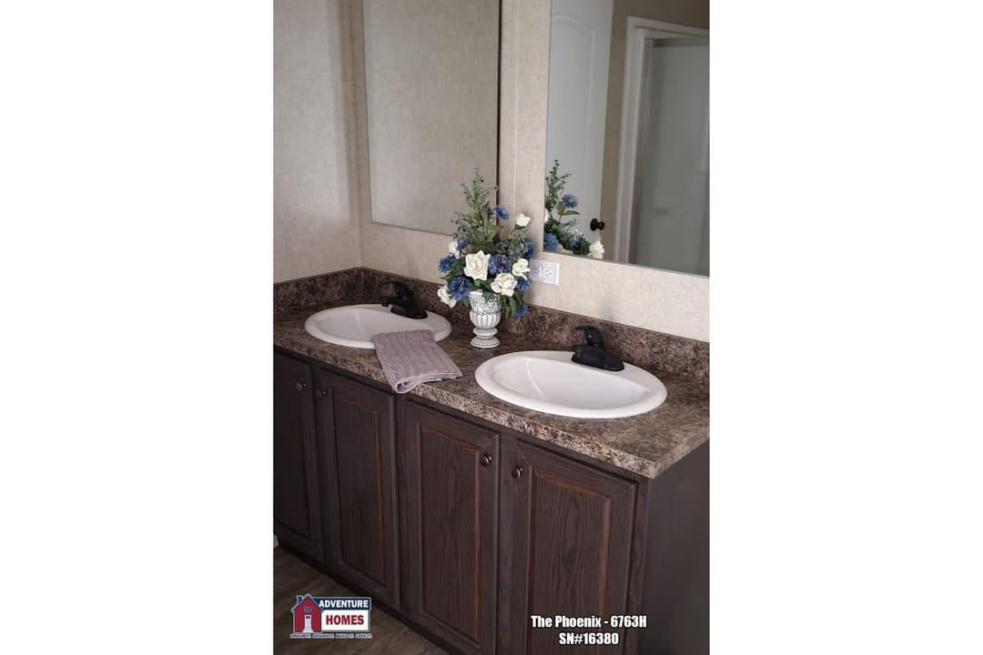 Phoenix | 6763h bathroom home features