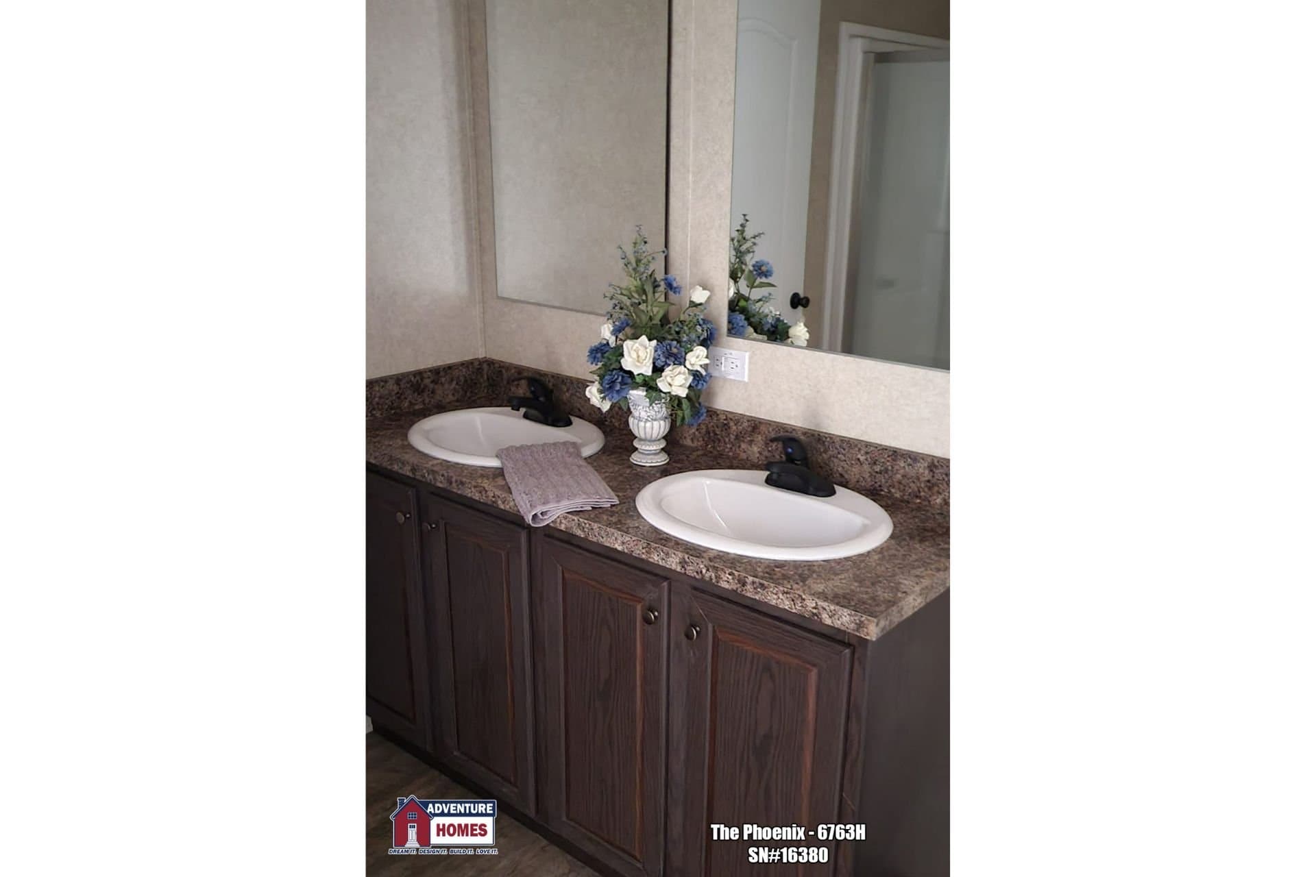 Phoenix | 6763h bathroom home features