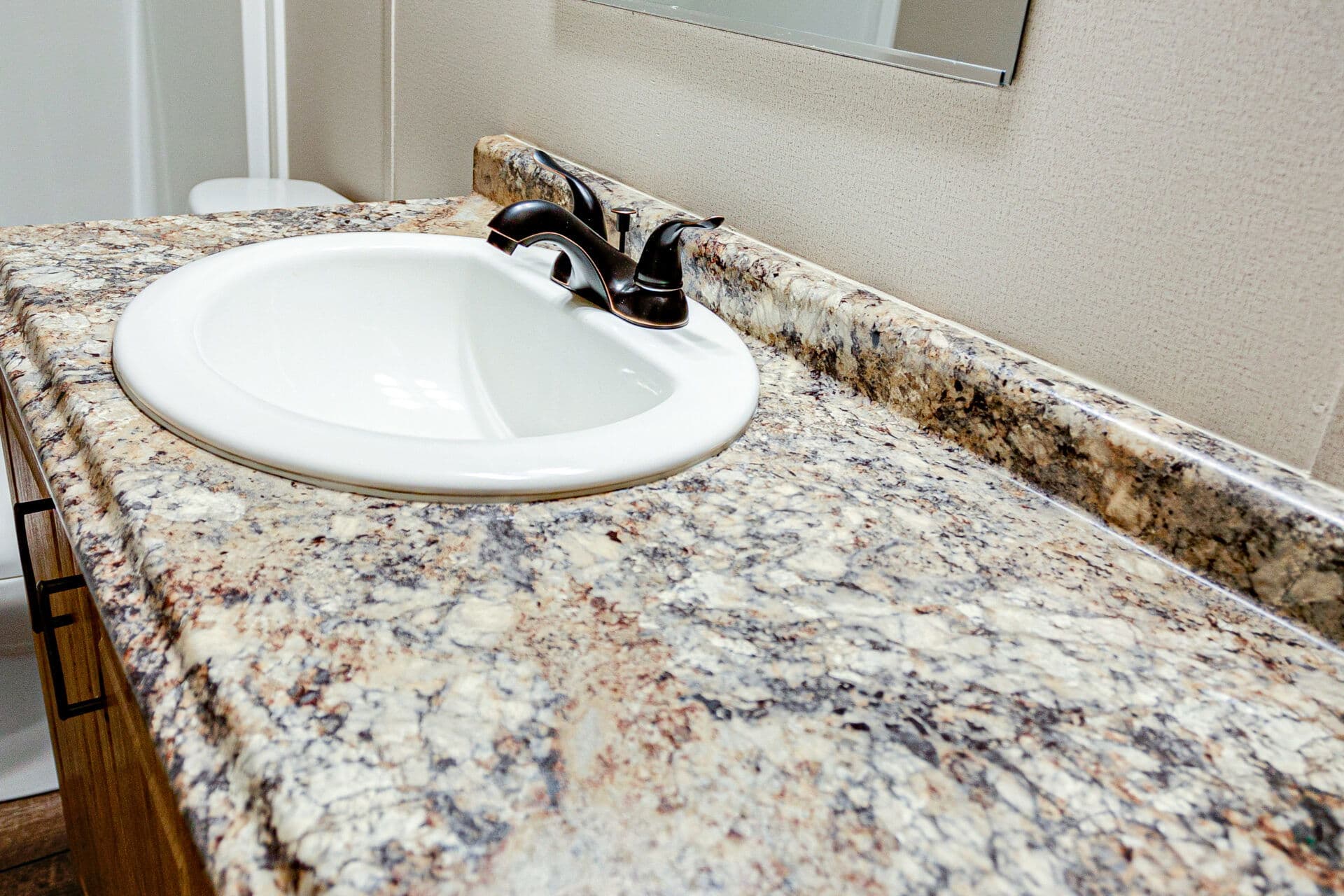 Doublewide s-28×56-32flp bathroom home features