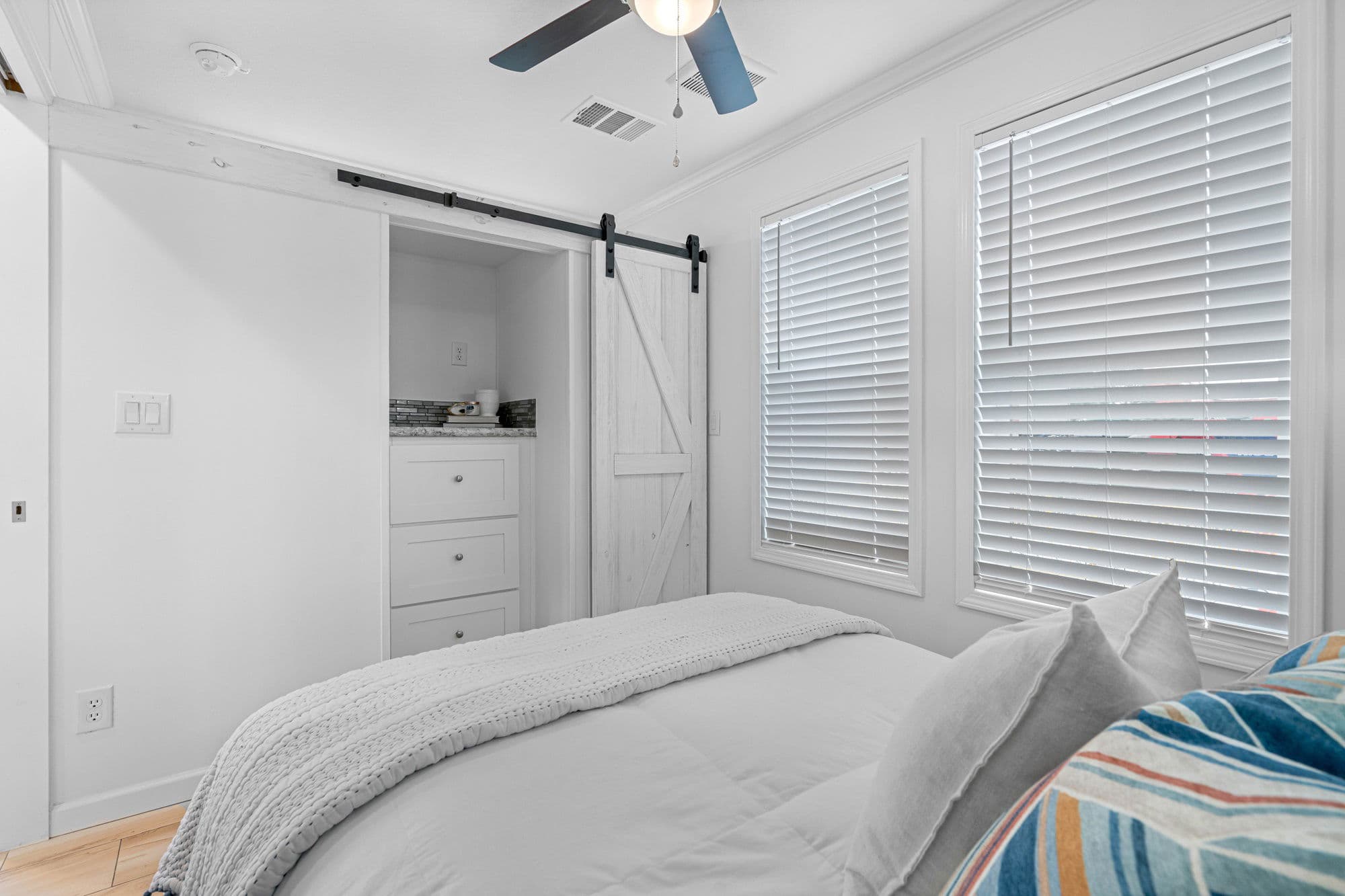 Paradise bedroom home features