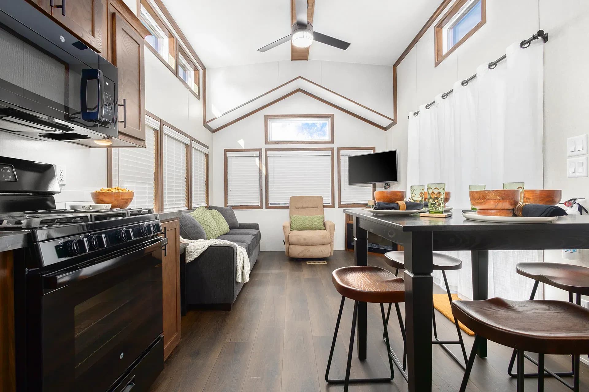 Lakeside 8113 interior home features