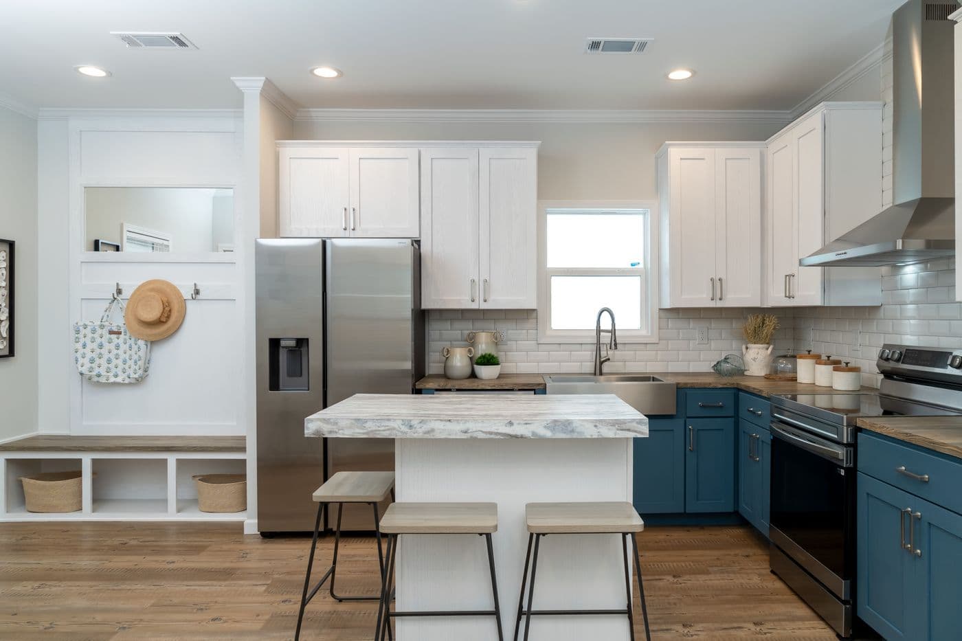 Tiffany kitchen home features