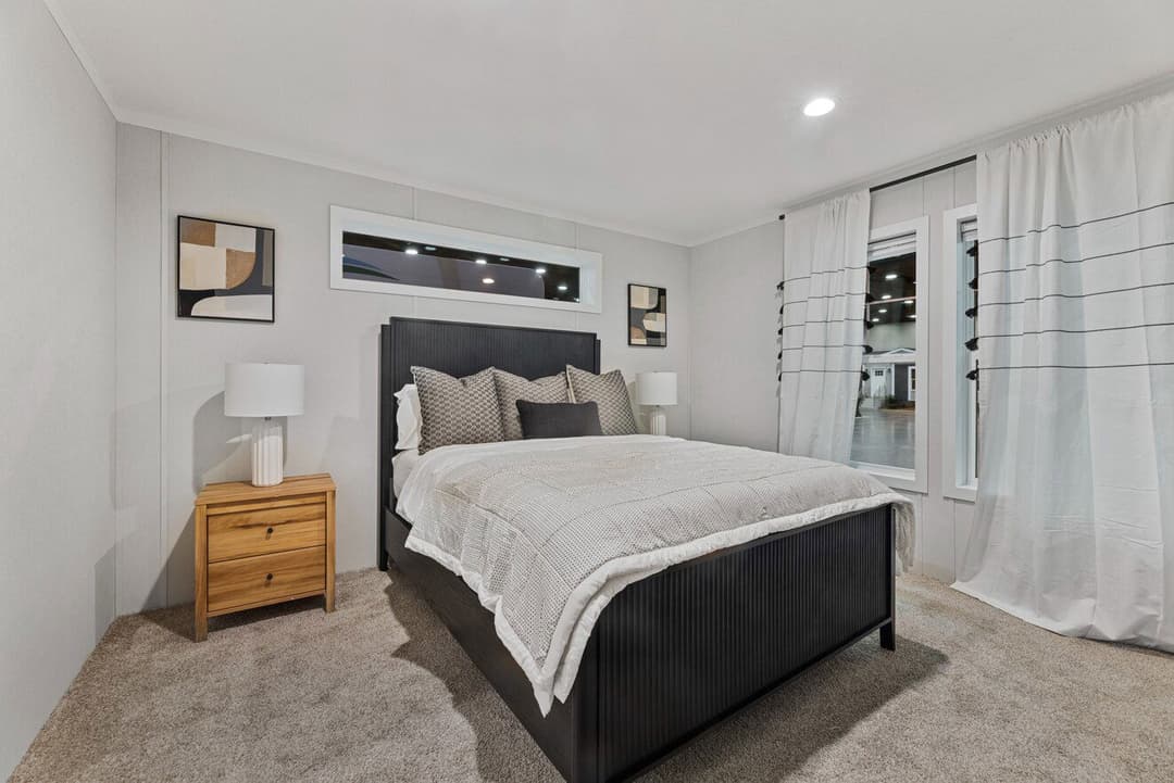 Vivid 28603n bedroom home features