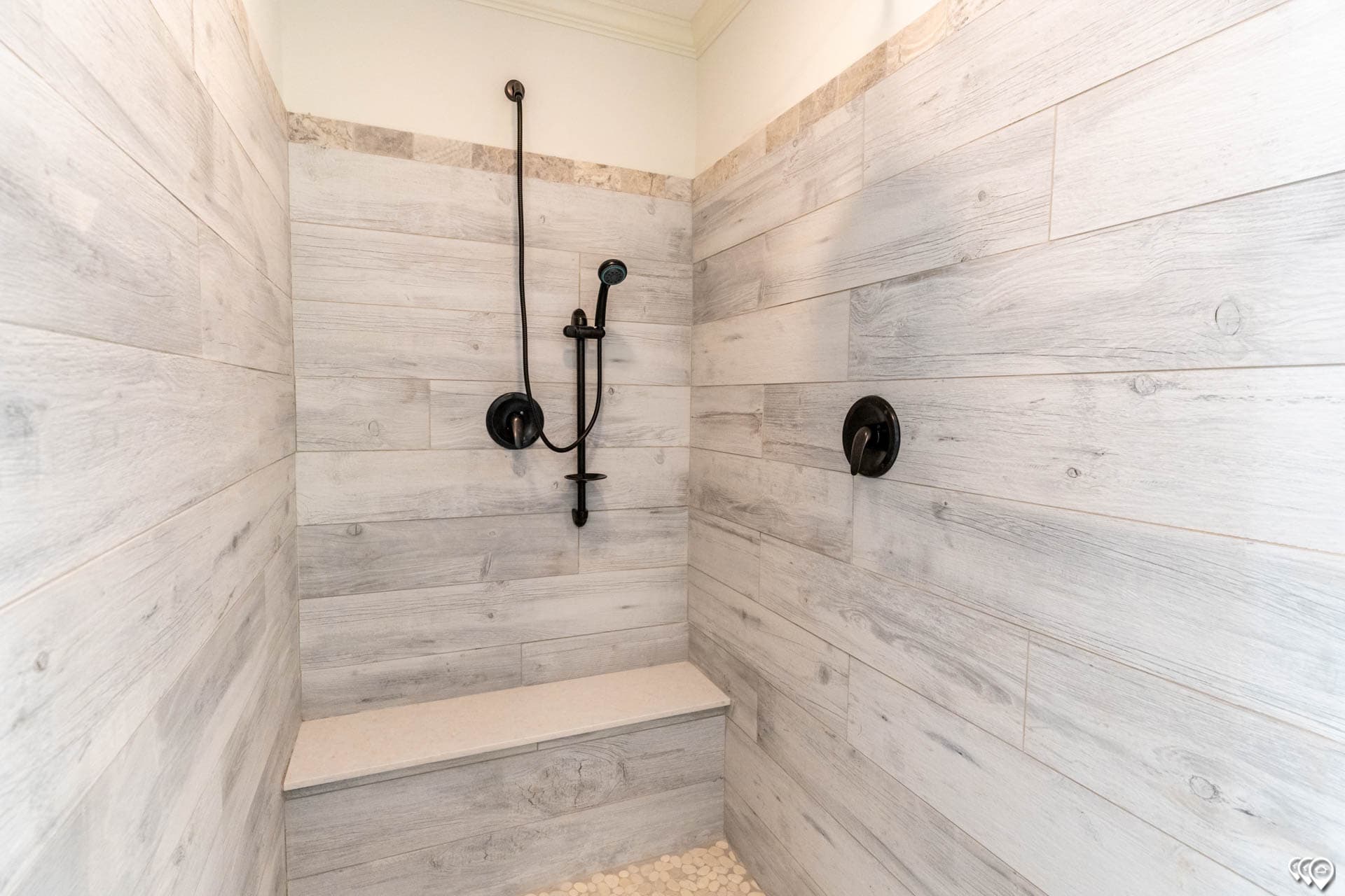 Aimon b 4br bathroom home features