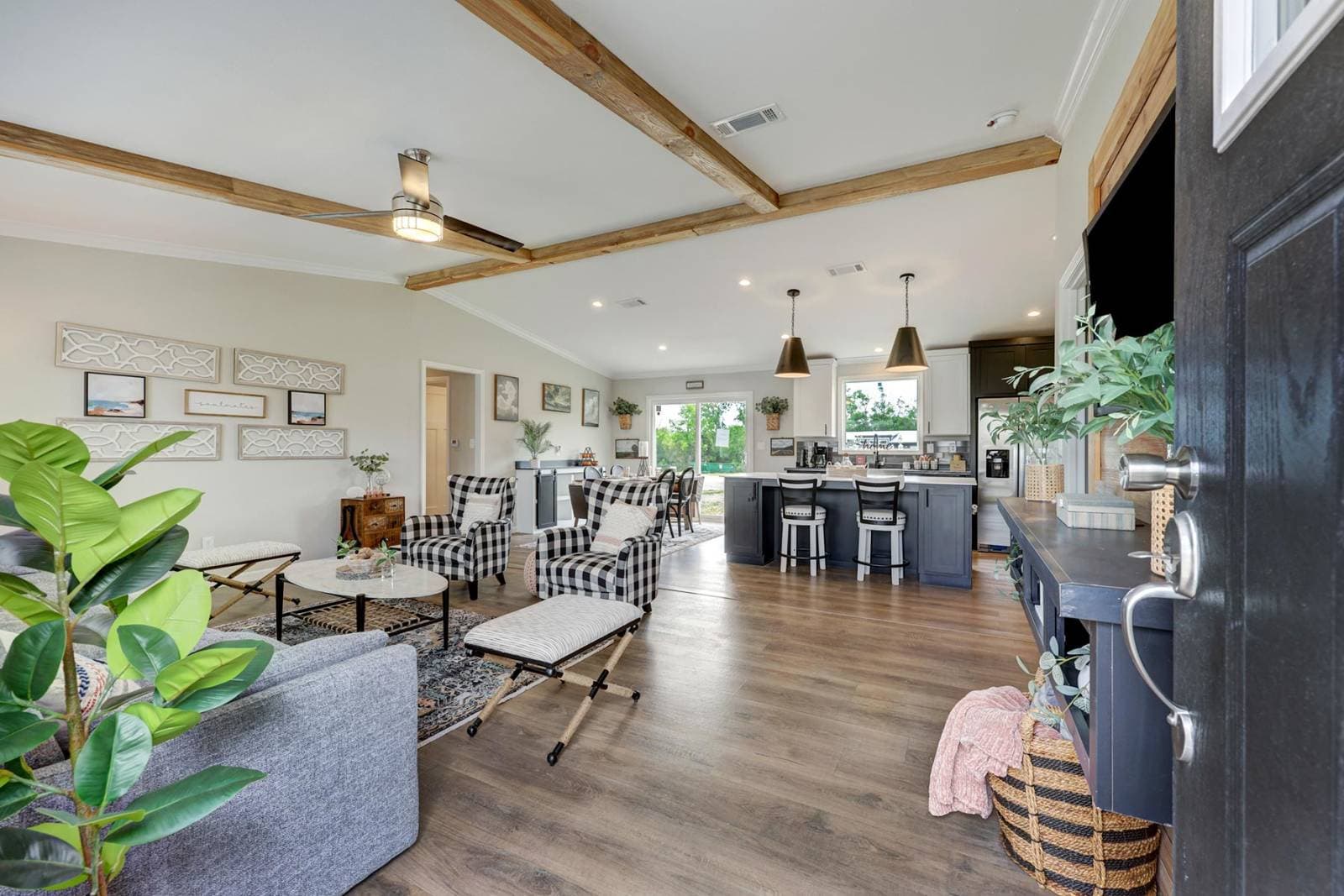 Titan extreme 2864h interior home features