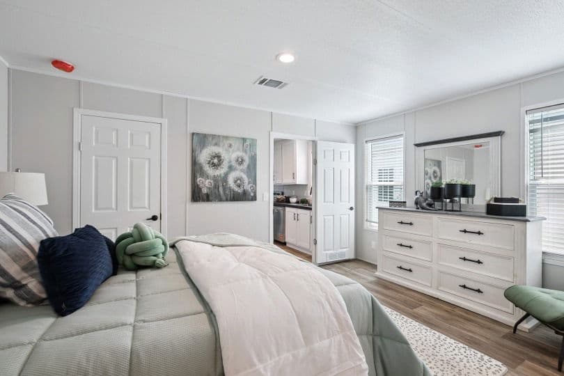 Valor 16763n bedroom home features