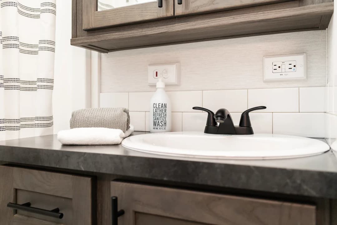 Canvas 7001 bathroom home features