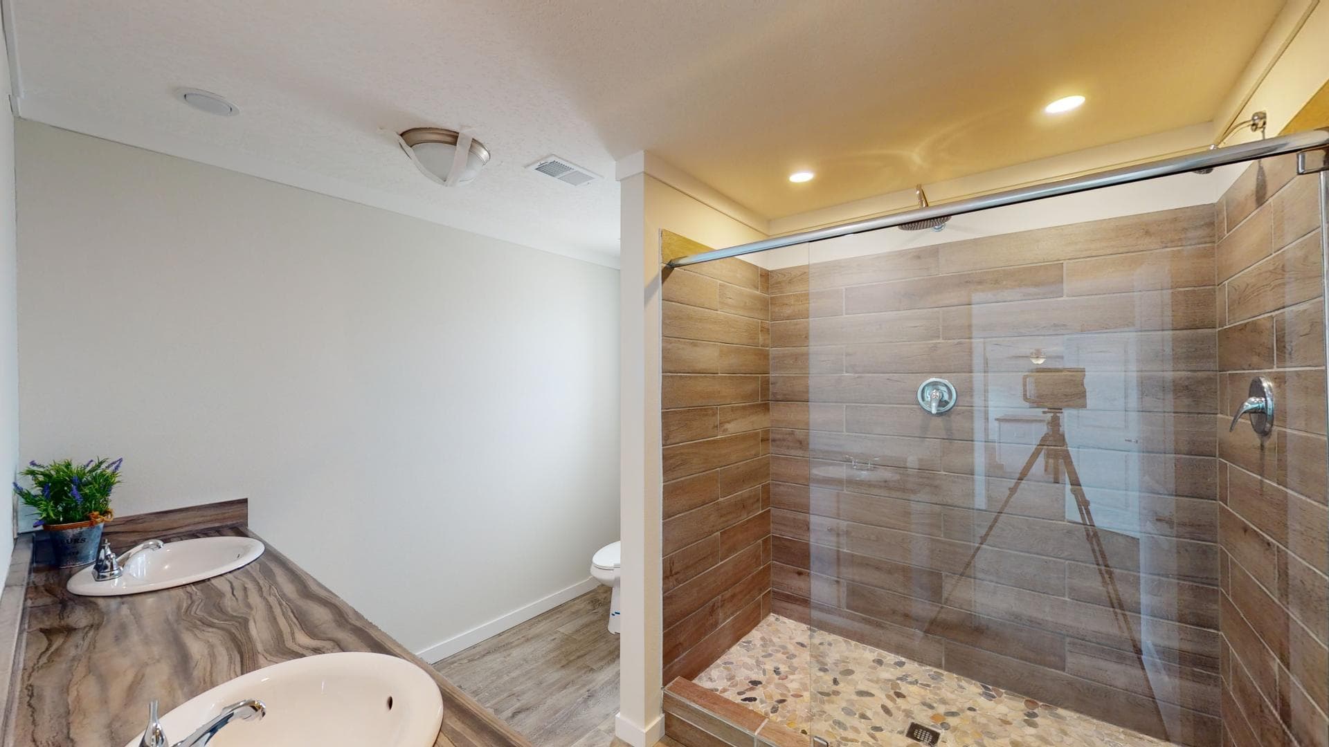 Chc1680-102 bathroom home features