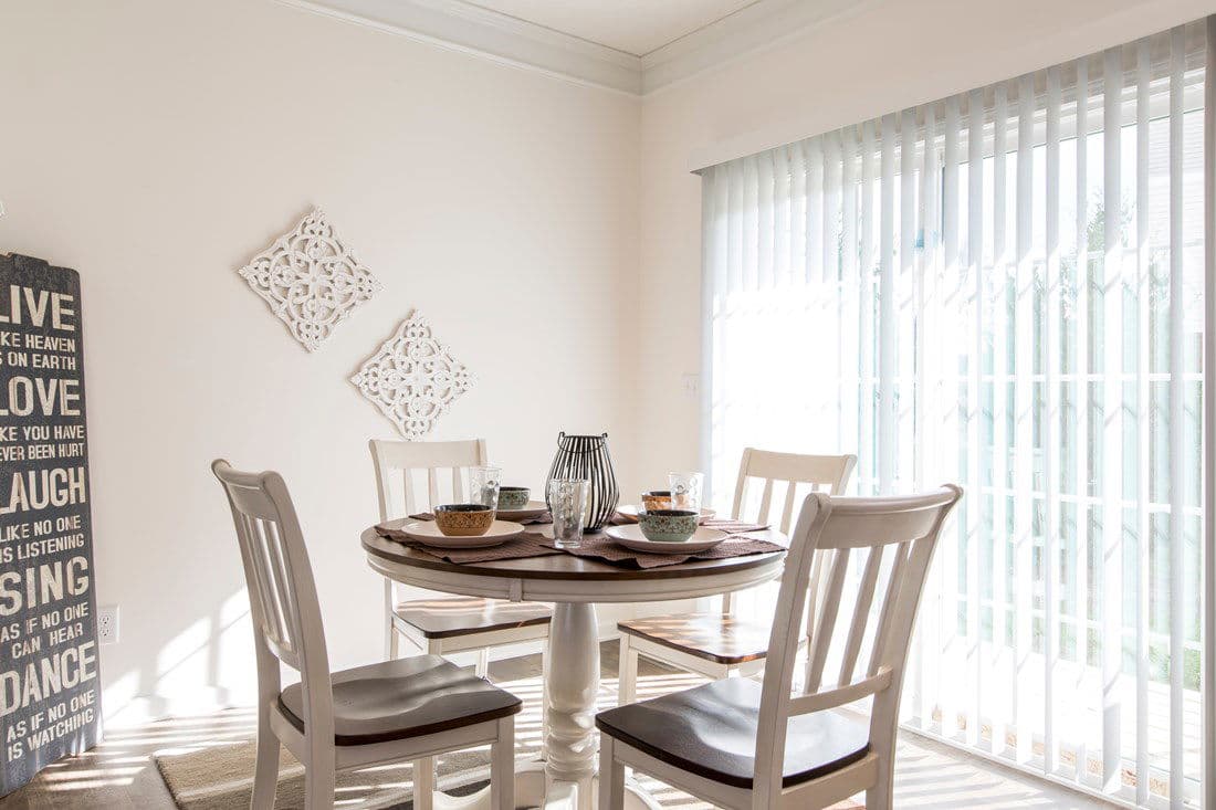 3558 jamestown interior home features