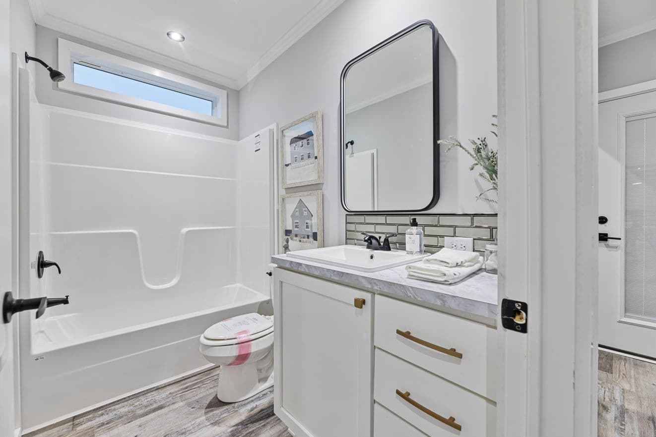 Davan 28683a bathroom home features