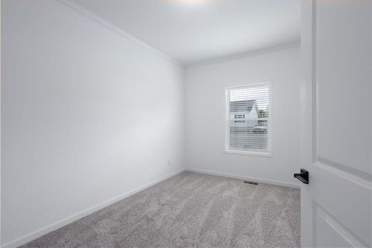 Max premier 2 32643a bedroom home features